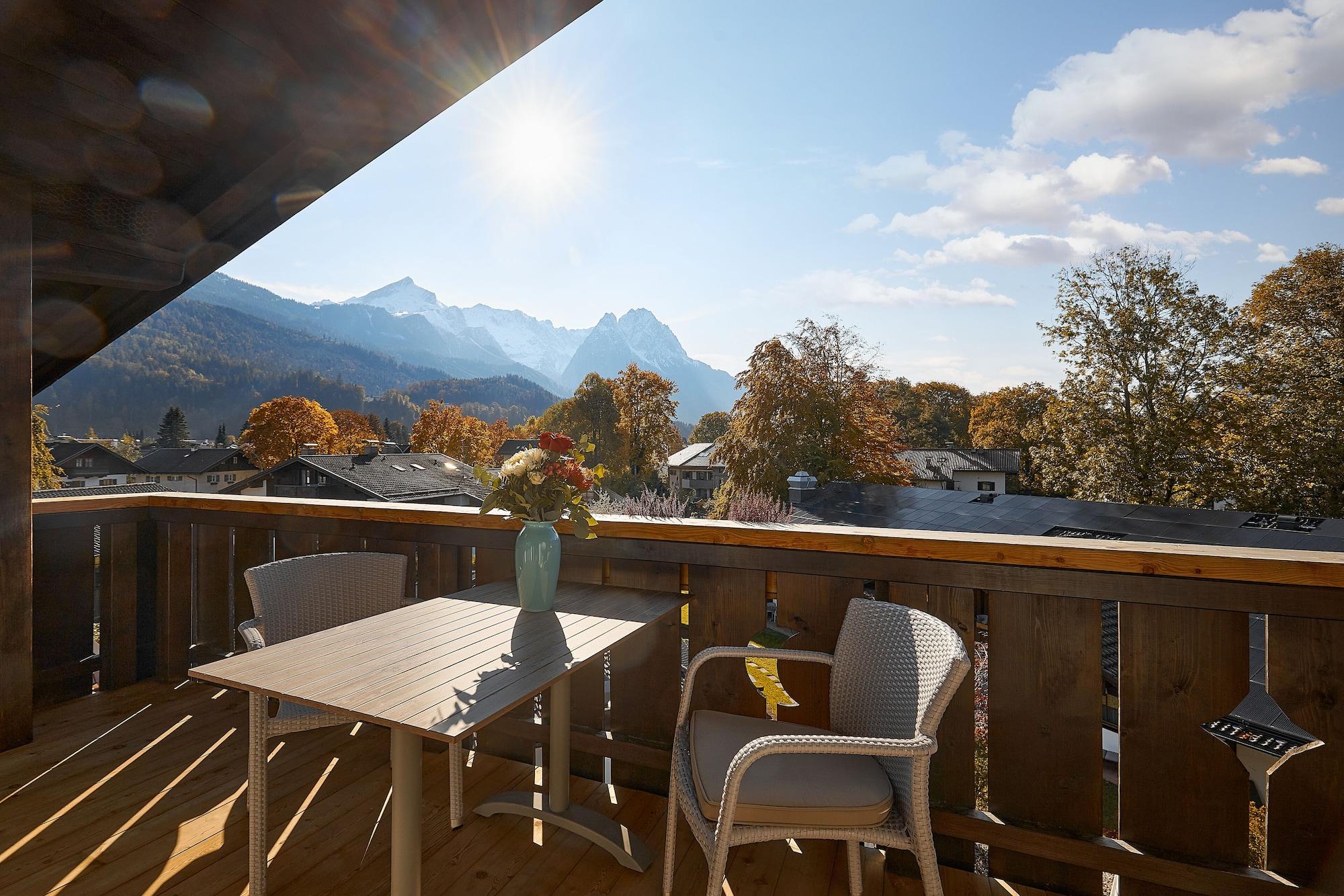 Hyperion Hotel Garmisch - Partenkirchen Exterior foto View of the Alps from the balcony of a house in the village