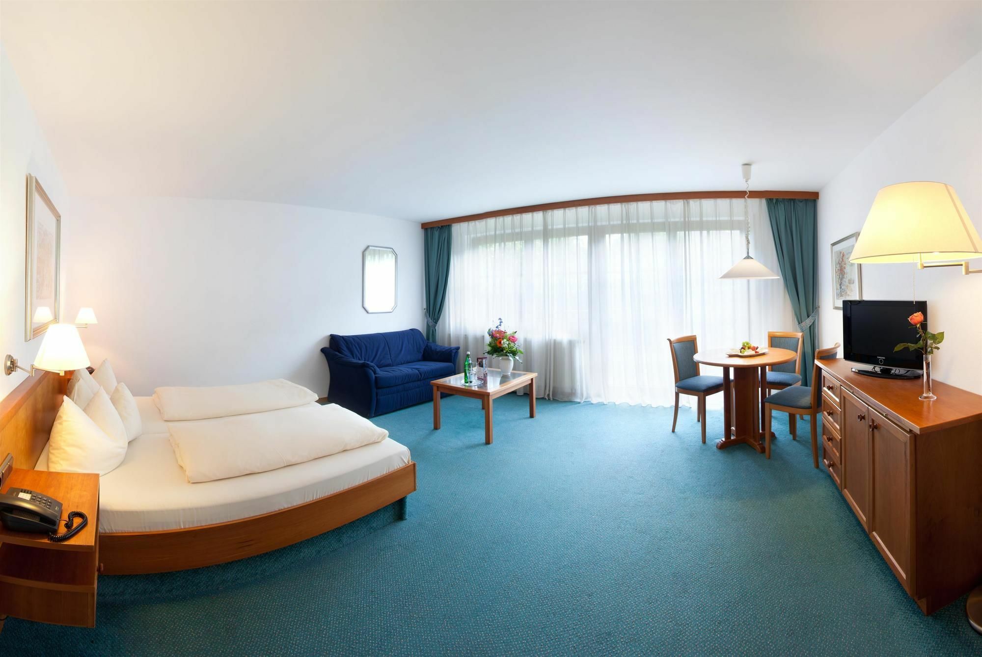 Hyperion Hotel Garmisch - Partenkirchen Exterior foto A typical hotel room