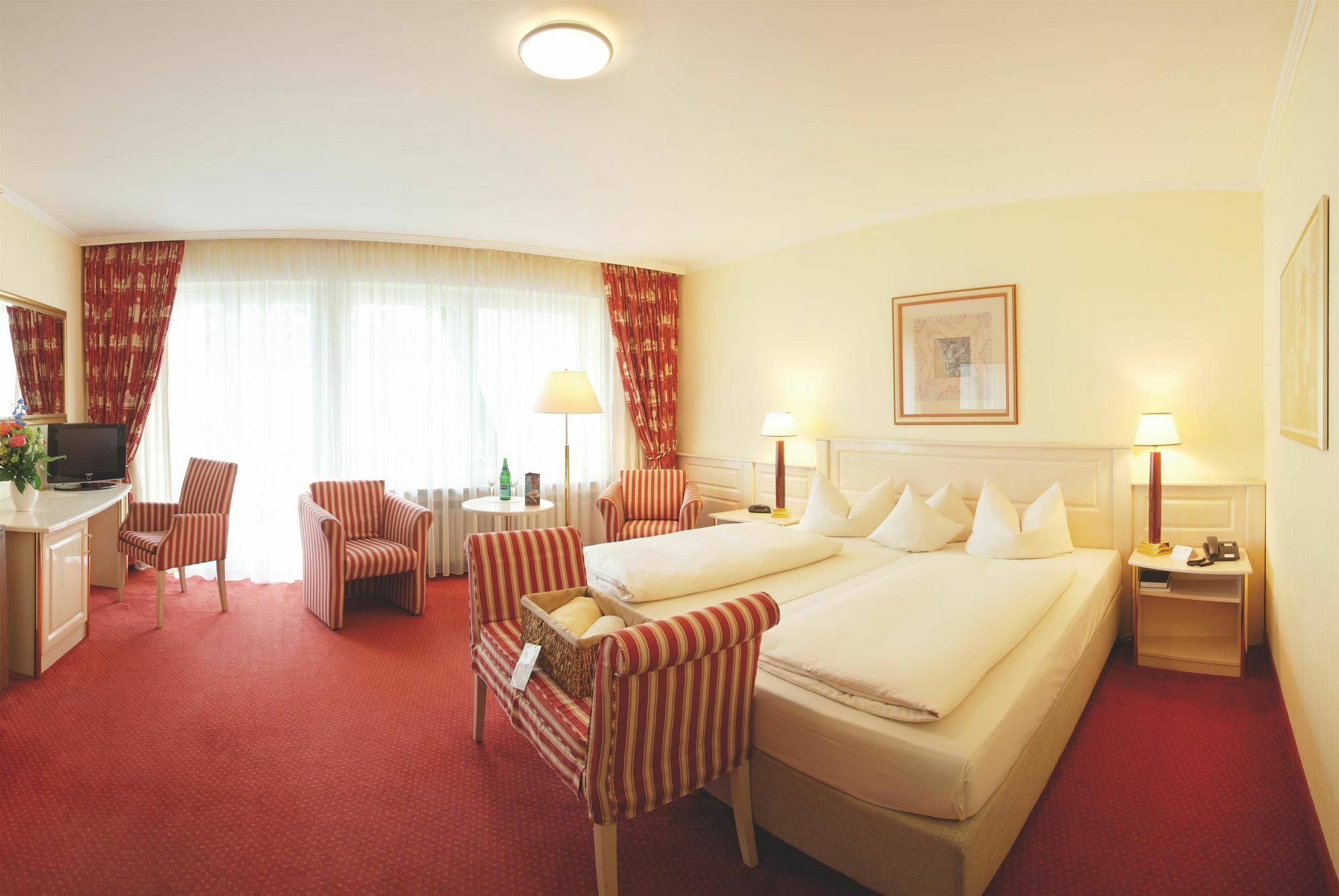 Hyperion Hotel Garmisch - Partenkirchen Exterior foto A typical hotel room