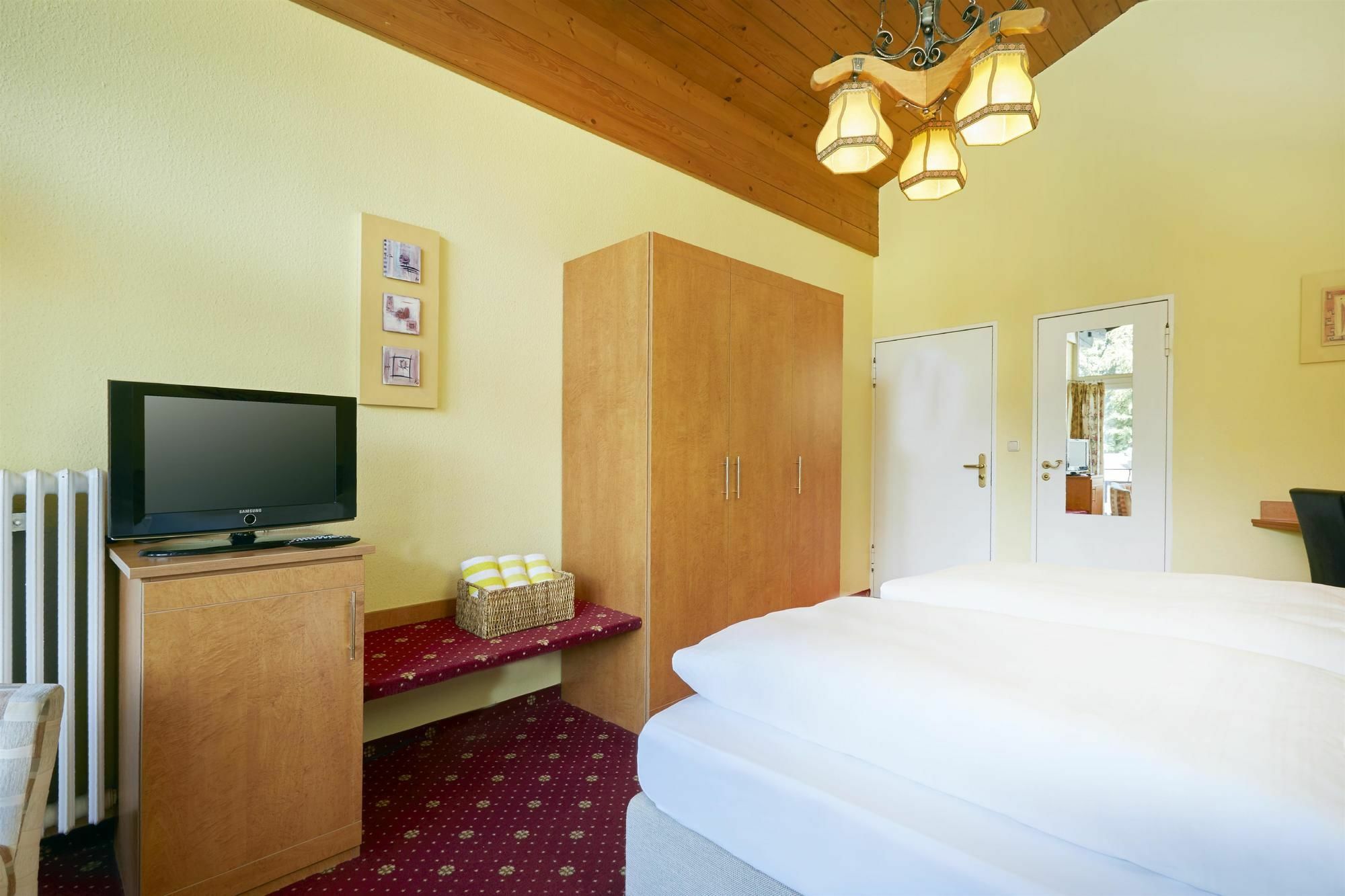 Hyperion Hotel Garmisch - Partenkirchen Exterior foto A typical room at the hotel