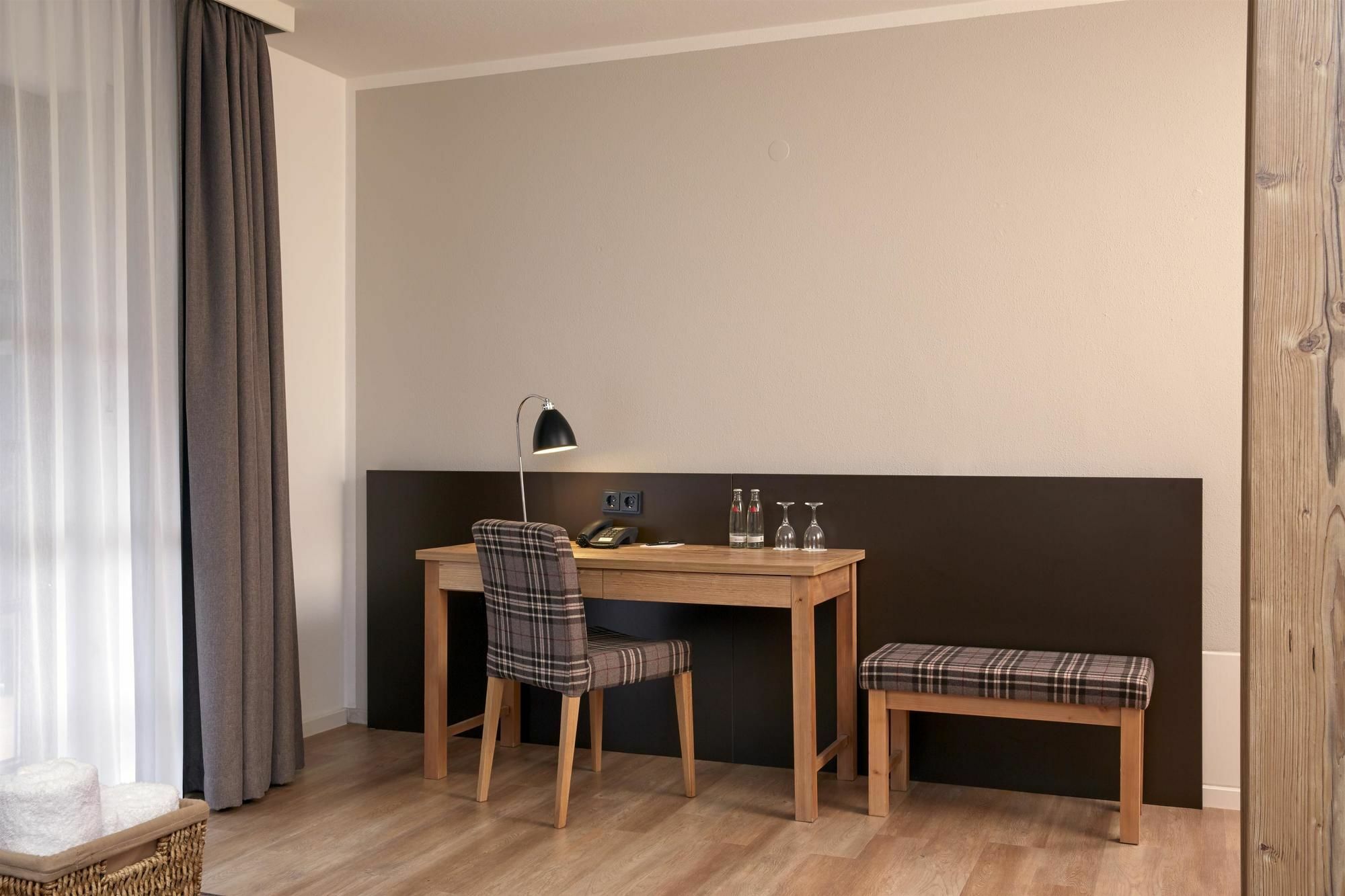 Hyperion Hotel Garmisch - Partenkirchen Exterior foto A room at the hotel