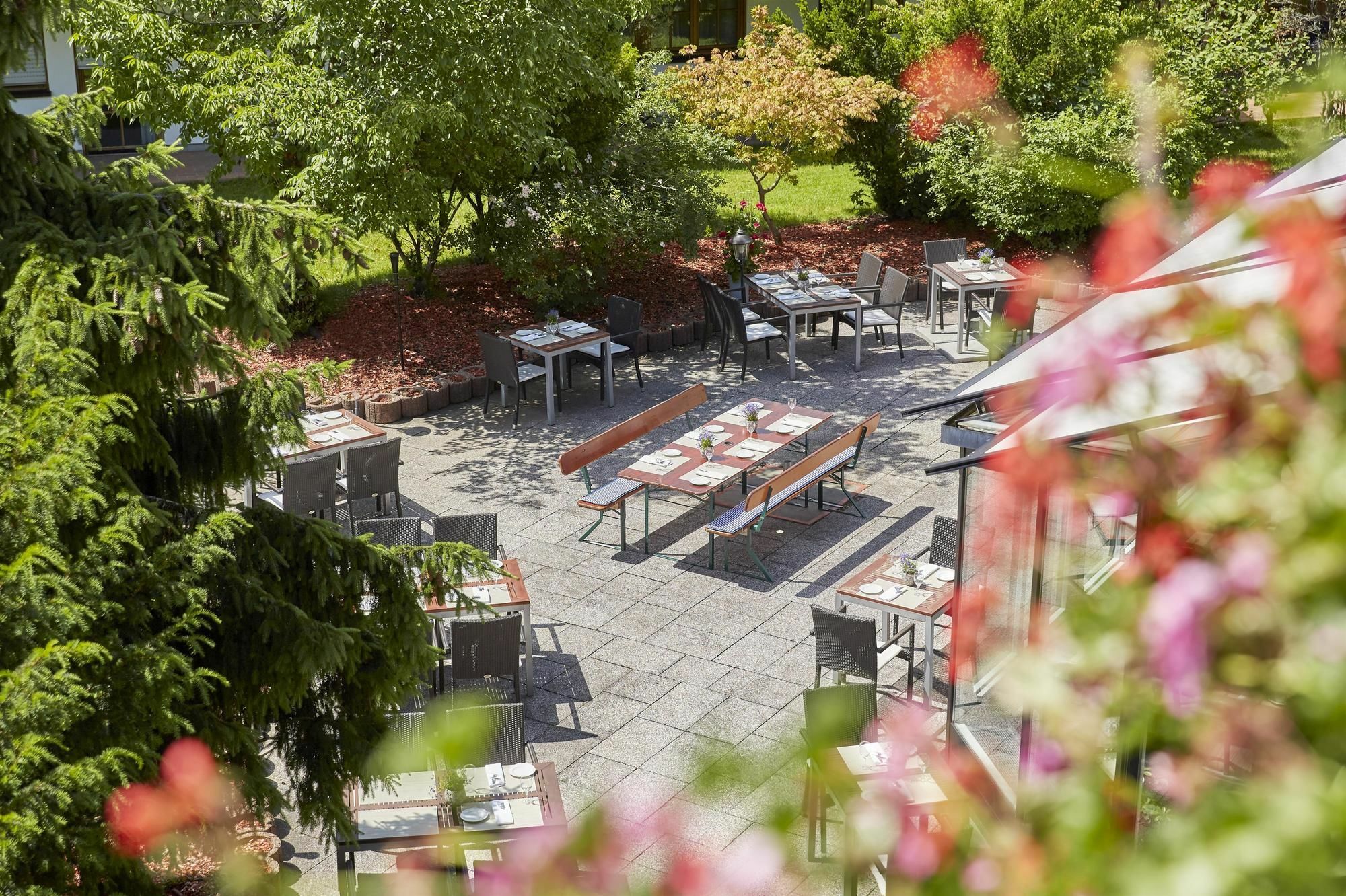 Hyperion Hotel Garmisch - Partenkirchen Exterior foto The terrace at the restaurant
