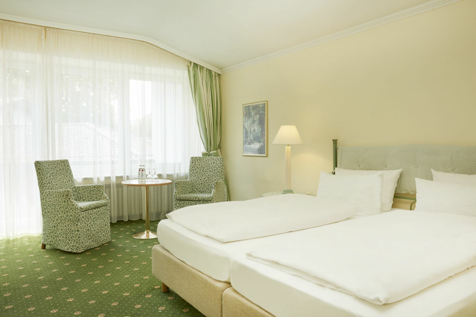 Hyperion Hotel Garmisch - Partenkirchen Exterior foto A typical hotel room