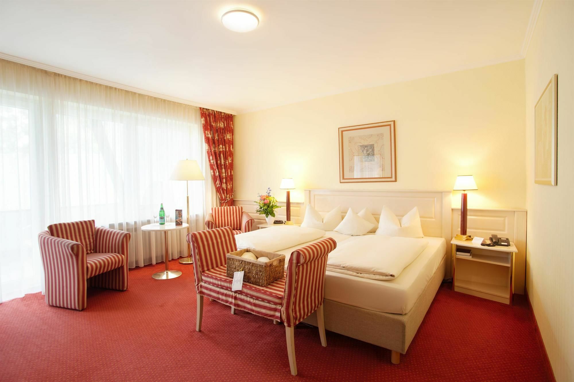 Hyperion Hotel Garmisch - Partenkirchen Exterior foto A typical hotel room