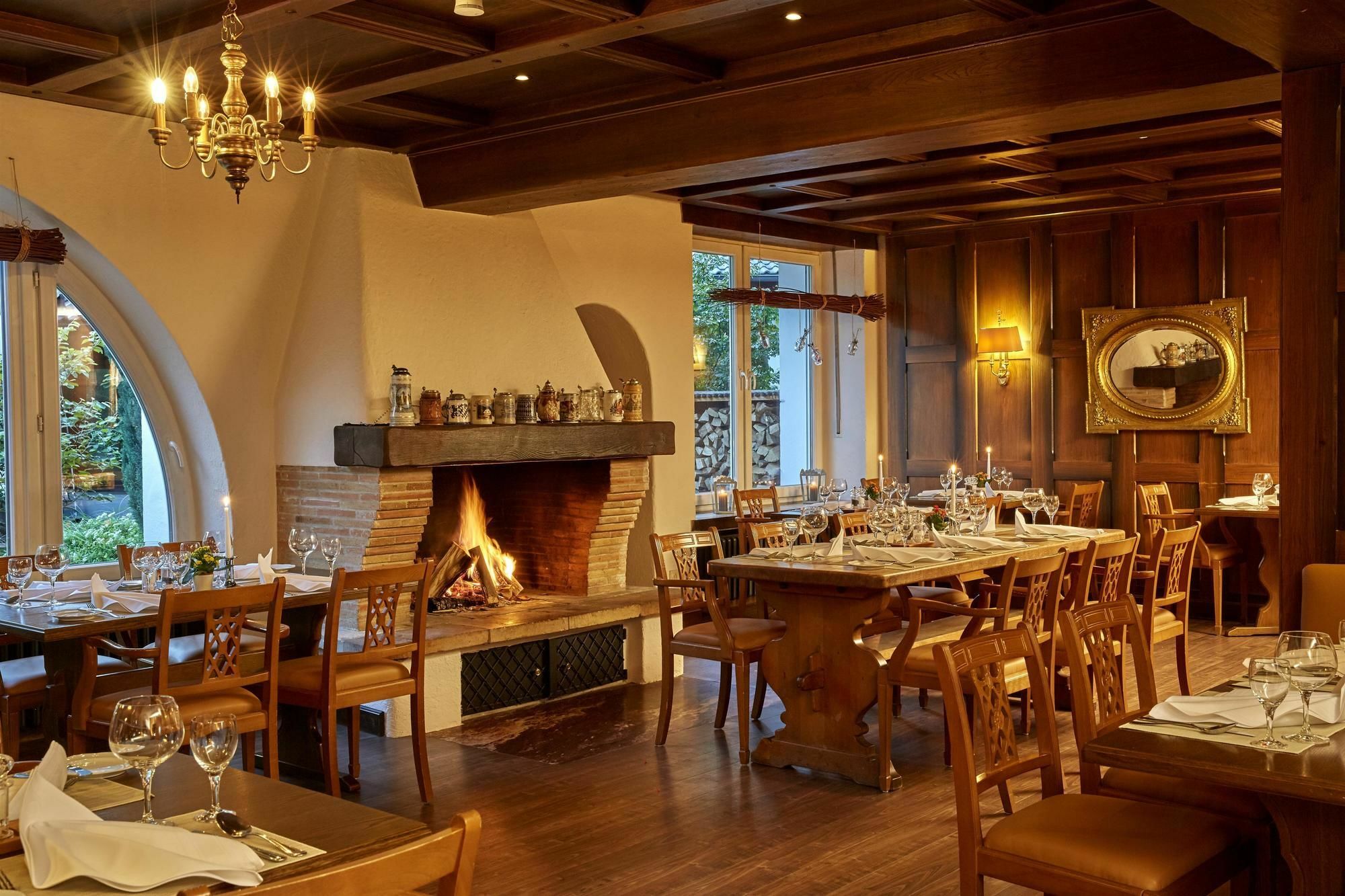 Hyperion Hotel Garmisch - Partenkirchen Exterior foto Restaurant in the Hotel de la Ville