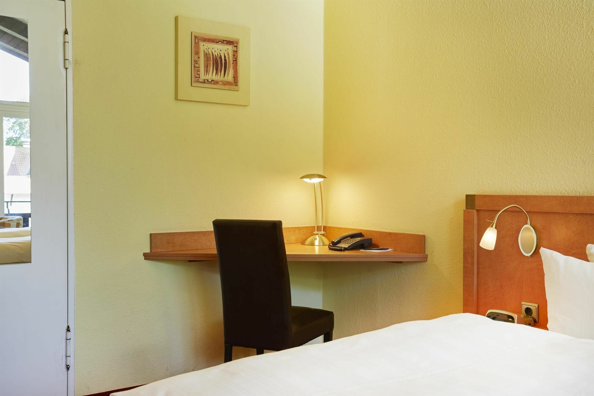 Hyperion Hotel Garmisch - Partenkirchen Exterior foto A typical room at the hotel