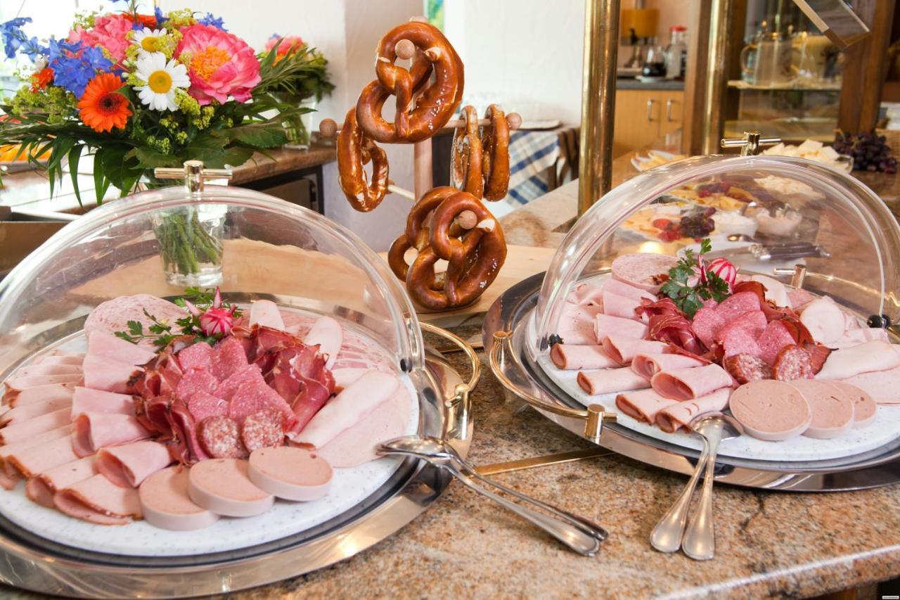 Hyperion Hotel Garmisch - Partenkirchen Habitación foto Leberkäse