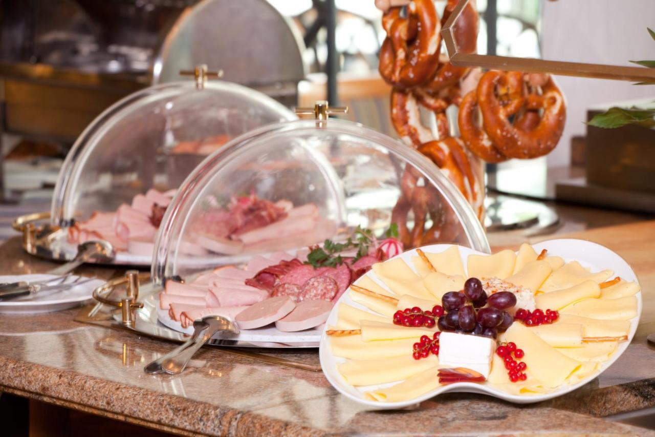 Hyperion Hotel Garmisch - Partenkirchen Exterior foto A cheese platter