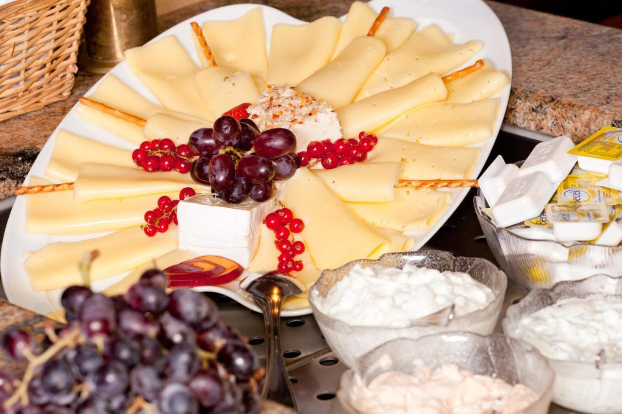 Hyperion Hotel Garmisch - Partenkirchen Exterior foto A cheese platter